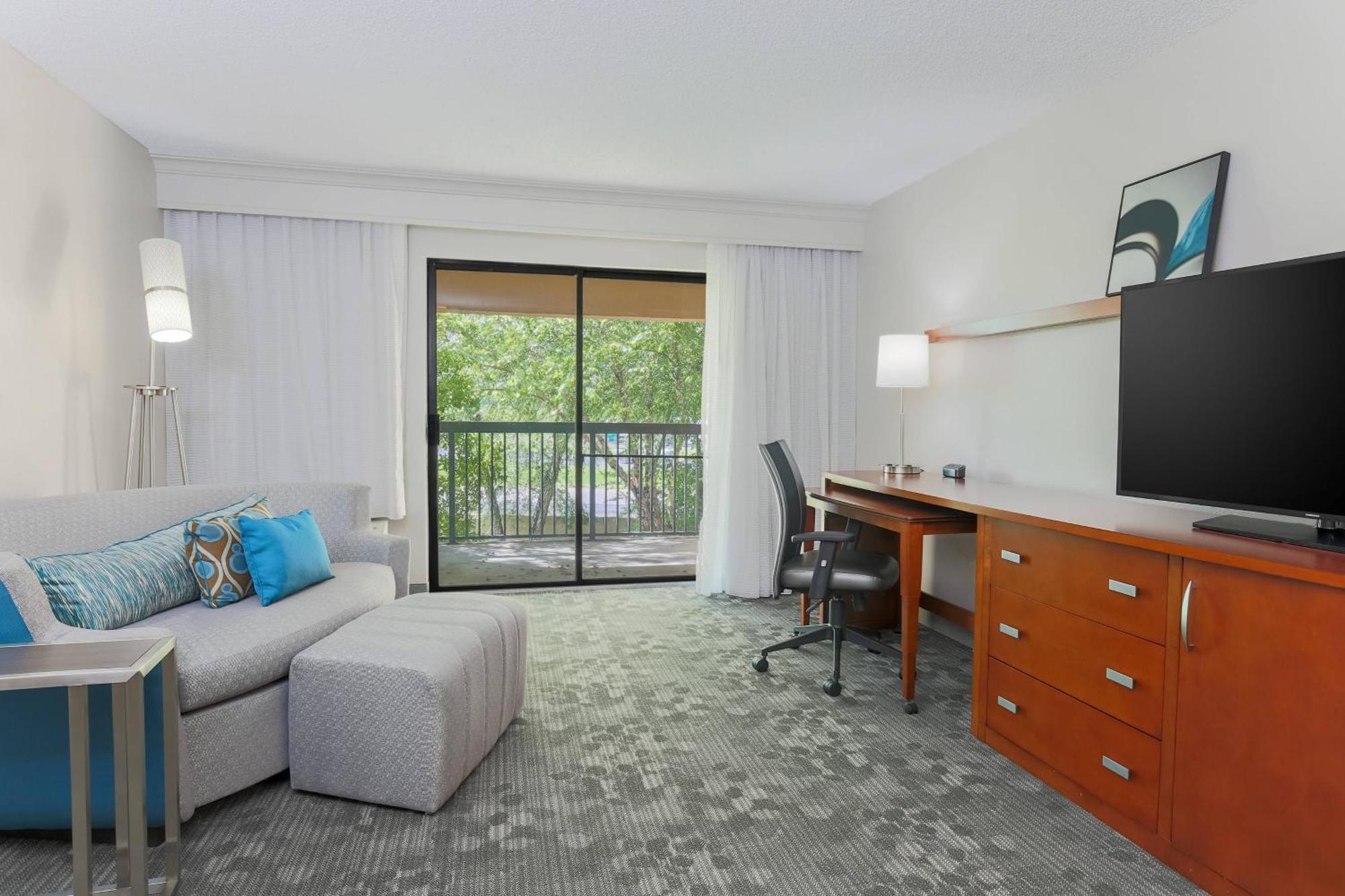 Courtyard By Marriott Monroe Airport Hotel Exterior photo
